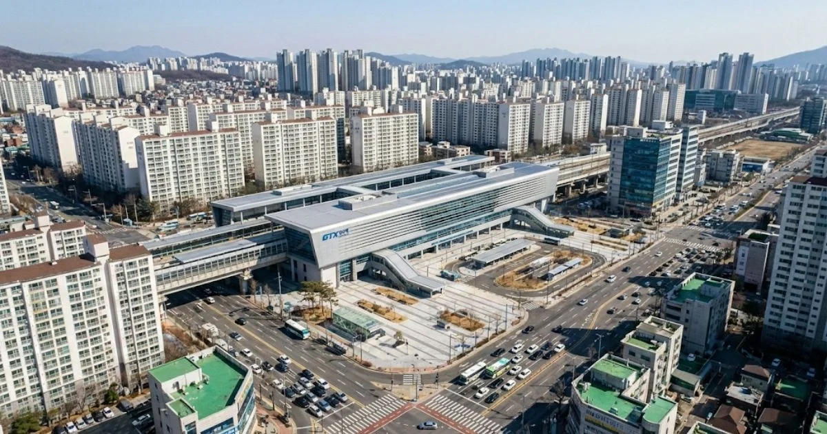 드론으로 촬영한 성남역사와 주변 분당, 판교 아파트 단지들의 현재 모습